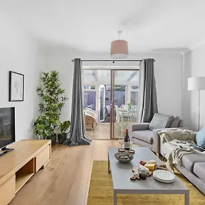  Holiday home Chandlers Walk Modern Comfy Family In
